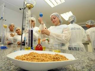Laboratório do Instituto Senai de Tecnologia sobre alimentos, que funciona em Dourados (Foto: Divulgação)