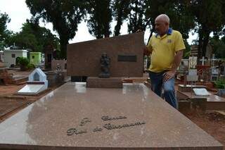 Judes mostra o túmulo de seu ídolo &quot;Zé Correia&quot; (Foto - Silas Lima)