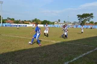 Equipe do Novoperário conseguiu marcar com eficiência o Aquidauanense e criar boas jogadas com passes rápidos (Foto: MS Esporte Clube)
