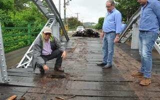 Prefeitura de Anastácio interditou hoje Ponte Velha para substituição de madeiramento. (Foto: Luis Carlos da Silva)