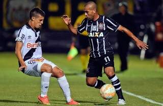 O atacante corintiano Emerson foi muito marcado hoje em Montevidéu (Foto: G1