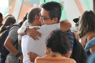 O estudante Rodrigo Kuninari abraça os pais depois de uma temporada nos Estados Unidos. (Foto:Alvides Neto)
