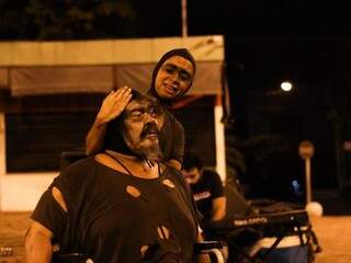 Ator Jorge de Barros e atriz Tauanne Gazoso interpretam moradores de rua no espetáculo (Foto: Sátiro Art Fotografia)