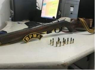 Uma pessoa foi presa por porte ilegal de um rifle e munições, quando se preparava para caçar (Foto: divulgação/PMA)