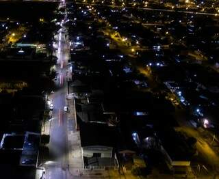 Rua iluminada com Led e outra com iluminação antiga nas Moreninhas (Foto: Divulgação)