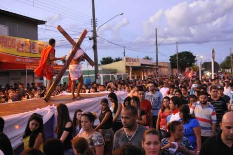 Chuva dá trégua e Via-Sacra leva multidão às ruas das Moreninhas