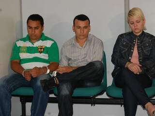 Os três acusados do crime, Weber, Éder e Lorraine, aguardando para serem ouvidos pelo juiz. (Foto: Simão Nogueira) 