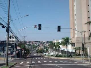 Semáforo desligado no cruzamento da rua José Antonio com 15 de Novembro (Foto: Simão Nogueira)