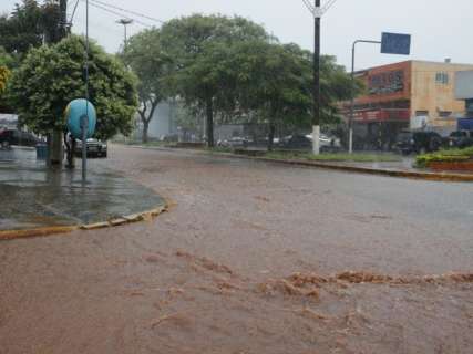 Chuva de 50 milímetros alaga ruas, mas não há inundações de casas