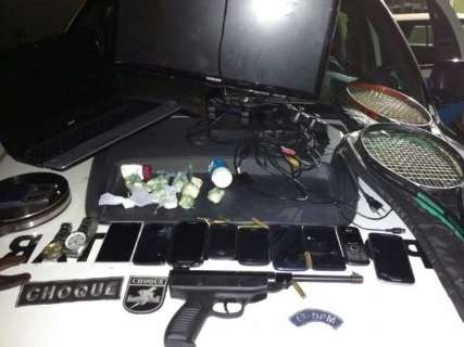 Após ameaçar usuário, traficante é preso com droga e vários objetos furtados