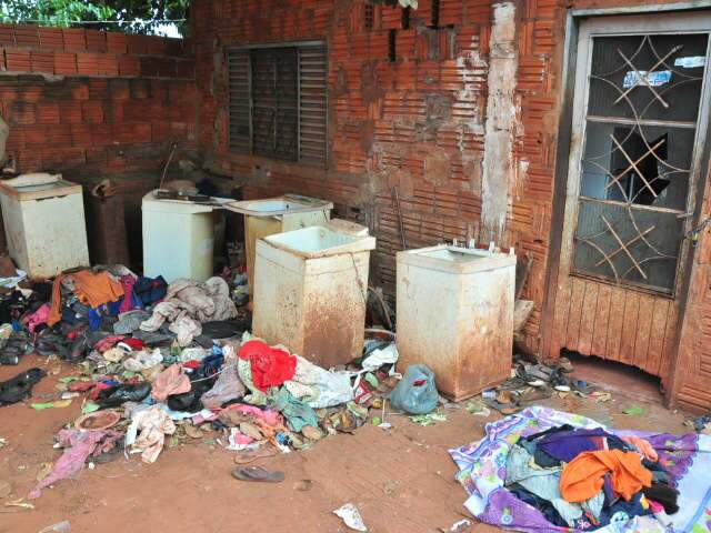  Pais que abandonaram quatro filhos em casa j&aacute; est&atilde;o em pres&iacute;dio