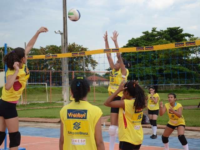 Projeto Viva V&ocirc;lei come&ccedil;a com 60 crian&ccedil;as 