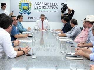 Grupo de prefeitos com o deputado Paulo Corrêa (Foto: Assessoria/ALMS)