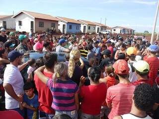 Famílias continuam em loteamento social invadido no fim de semana em Dourados (Foto: Max Rocha/Douranews)