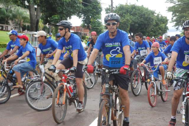  Bicicletas movimentam o domingo e levam 1,3 mil a passeio em avenidas
