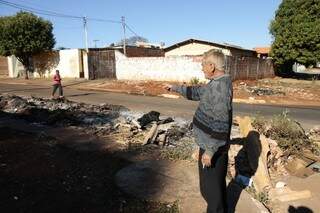 Lixo foi queimado e fumaça atrapalhou ainda mais a vida no bairro (foto: Cleber Gellio)