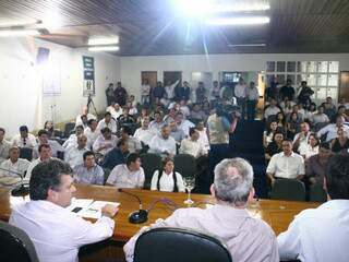 Pelo menos 41 prefeitos compareceram nesta tarde na sede da Assomasul em Campo Grande. (Foto: Chico Ribeiro/Assomasul)
