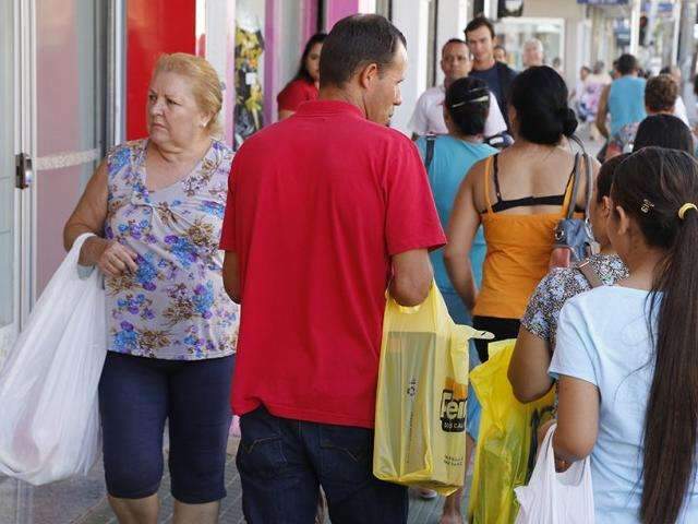 Consumidores recuperam cr&eacute;dito e inadimpl&ecirc;ncia cai em novembro