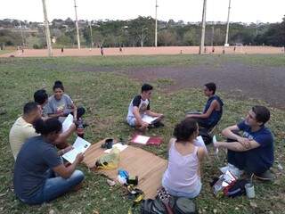 O grupo sentou no Parque das Nações Indígenas para estudar  (Foto: Arquivo pessoal)