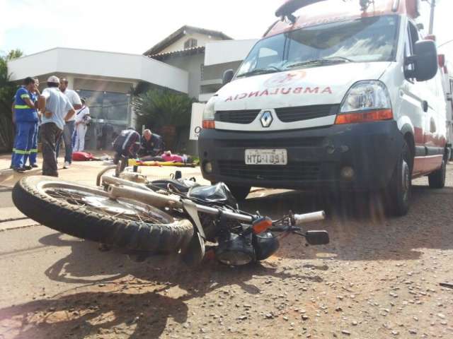 Caminh&atilde;o &ldquo;fecha&rdquo; motociclista e professora para na Santa Casa