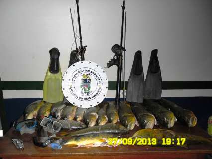 Dois homens são presos por pescar com arpão no Rio Formoso, em Bonito
