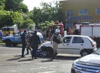 Carro parou sobre a moto em acidente na região do Guanandi. (Foto: Marcelo Calazans)