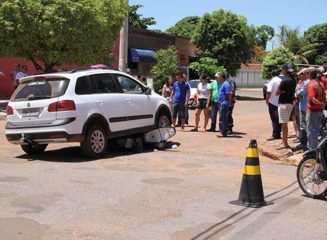 Moto vai parar embaixo de carro ao colidir em rua central de Bela Vista