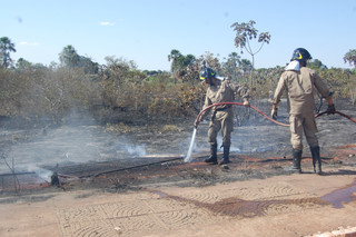Bombeiros fazem o rescaldo após controle de chamas. (Foto: Simão Nogueira)