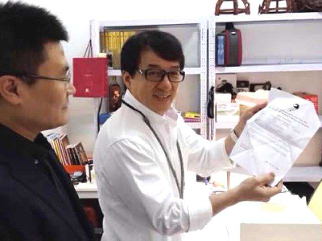 F&atilde; vence concurso e ganha convite para comemorar 60 anos de Jackie Chan na China
