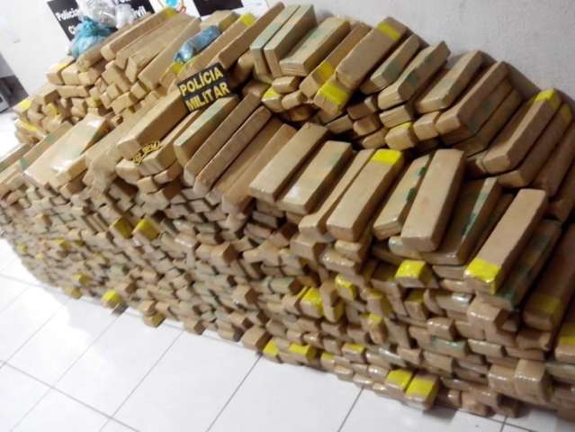 Homem &eacute; preso transportando 900 quilos de maconha na sa&iacute;da para Tr&ecirc;s Lagoas 