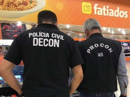 Procon encontra mais de 200 itens estragados em supermercado