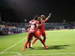 Jogadores comemorando a vitória desta noite. (Foto: Internacional/FC) 