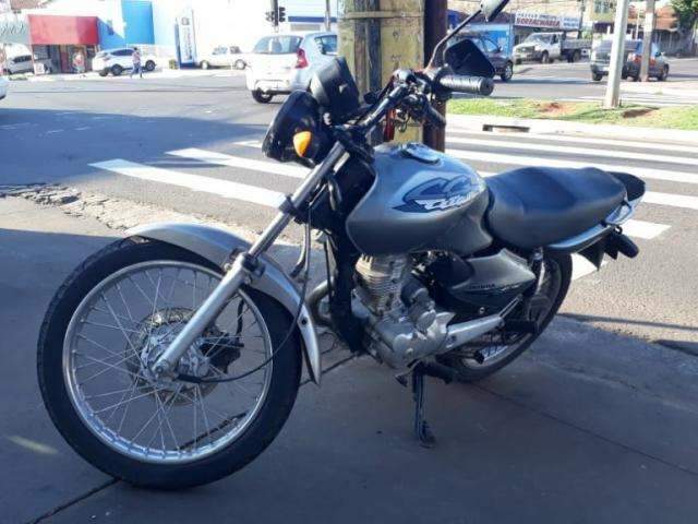 Com latinha de cerveja na m&atilde;o, motociclista fura sinal e sofre acidente