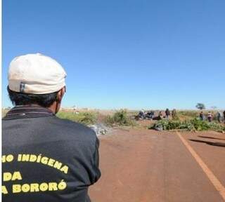 Apesar das negociações, indígenas seguem relutantes em liberar a via. (Foto: Dourados News)
