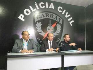 Gerente de segurança, Márcio Mendes, o primeiro da esquerda para à direita) participou de coletiva de imprensa juntos com os delegados do Garras.  (Foto: Marcus Moura)