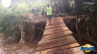 Cansados de esperar, moradores improvisam ponte no Jardim Carioca