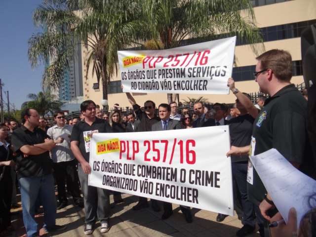 Servidores param por 2h em protesto contra perda de direitos trabalhistas