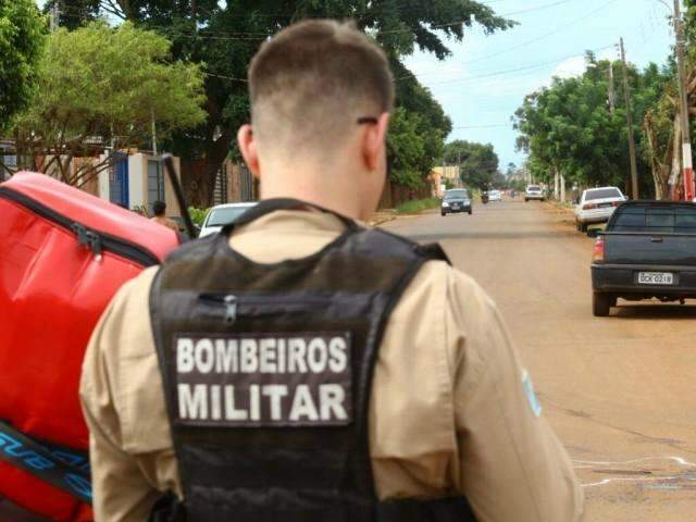 Casal sofre fraturas em acidente entre carro e moto no Portal Caiob&aacute;