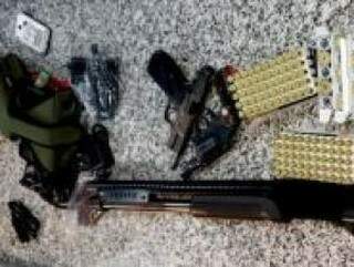 Armas e munições apreendidos com os suspeitos. (Foto: DivulgaçãoPRF) 