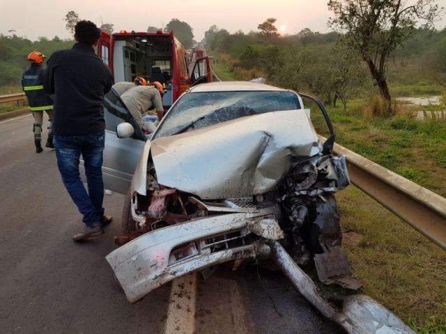 Cinco pessoas ficam feridas ap&oacute;s t&aacute;xi ser atingido por roda de caminh&atilde;o