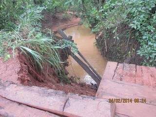 Cabeceiras de pontes foram derrubadas pela chuva e bueiros transbordaram. (Foto: Divulgação)