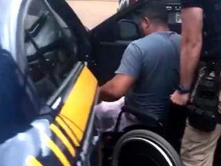 Cadeirante é preso dirigindo veículo que tinha cocaína no meio da lataria