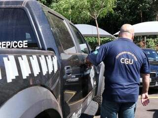 Viatura da CGU (Controladoria-Geral da União), que junto com a PF e a Receita Federal, identificou remessas de dinheiro enviadas ao Paraguai (Foto: Henrique Kawaminami)