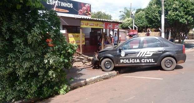 Preso tenta roubar arma de policial e causa acidente a caminho de hospital