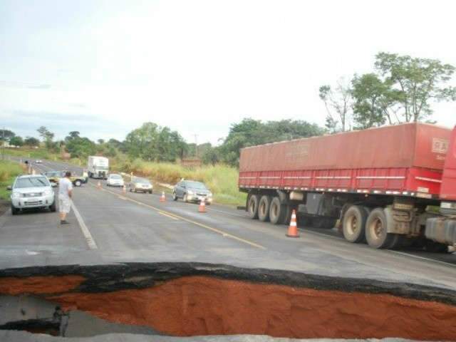  Fluxo de ve&iacute;culos segue normal na BR-163 ap&oacute;s obra emergencial