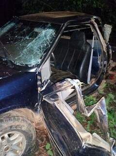 Pneu estourou, veículo saiu da pista e capotou. Carro ficou completamente danificado. (Foto: Portal do Chagas/ Divulgação)