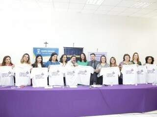 Após a coletiva Luiza Brunet e as demais participantes seguraram uma camiseta da campanha contra violência (Foto: Kisie Ainoã)