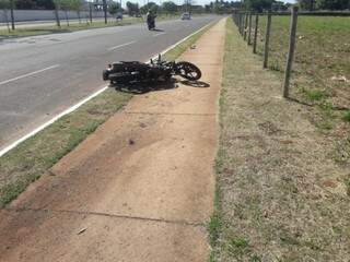 Motocicleta foi parar sobre calçada depois do condutor perder o controle (Foto: Izabela Sanchez)