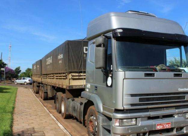 Carreta atropela, arrasta por v&aacute;rios metros e mata vi&uacute;va esmagada