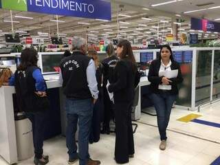 Fiscalização em supermercado da Capital (Foto: Divulgação/Procon-MS)